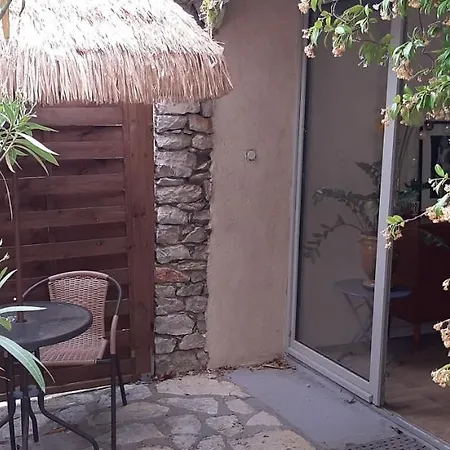 La Cigale Et La Fourmi *