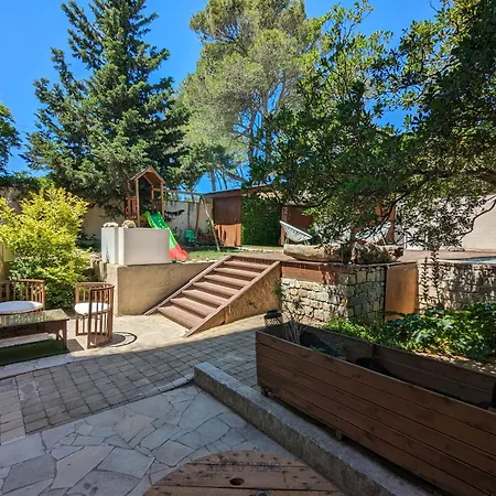 La Cigale Et La Fourmi